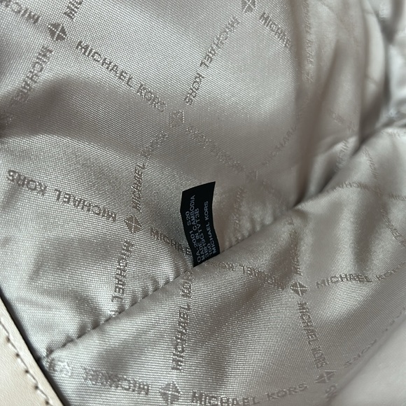 NWT Michael kors vanilla jet set tote - Picture 5 of 7